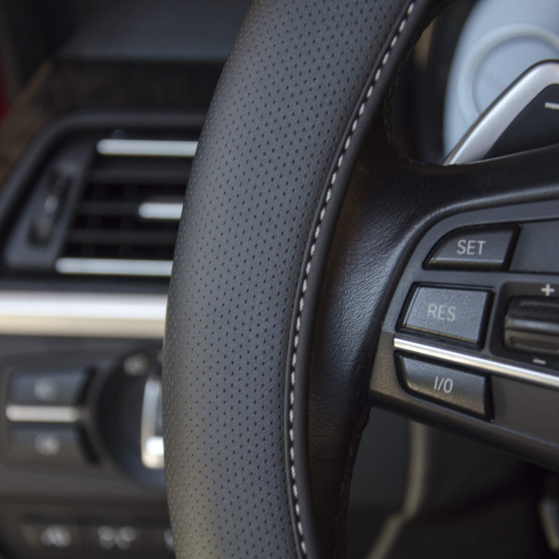 Auto stuurhoes ventilerende comfort Grip zwart met wit stiks